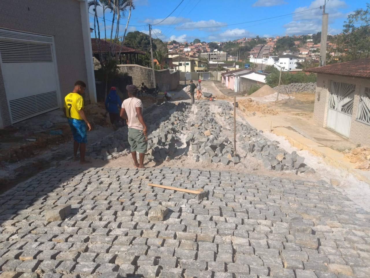 Camacã: Rua Ibicaraí no Bairro Nova Ipanema recebe calçamento
